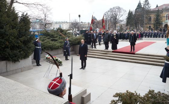 Церемония по издигане на националното знаме се състоя в София по повод Трети март (снимки)
