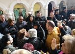 Миряни нахлуха с протестни викове в църква след смяна на свещеник