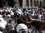 Демонстранти направиха жива верига около президентството на Сърбия