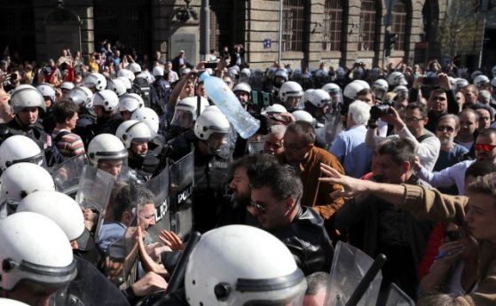 Демонстрантите в Белград направиха днес следобед жива верига около сградата