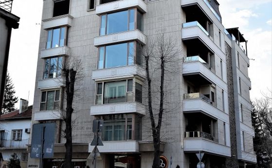 В един ден Цветанов прехвърлил два апартамента на Артекс, те ги продали на негов бивш подчинен