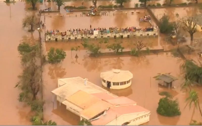 Циклонът Идай превърна град в Мозамбик в кално море, погребало