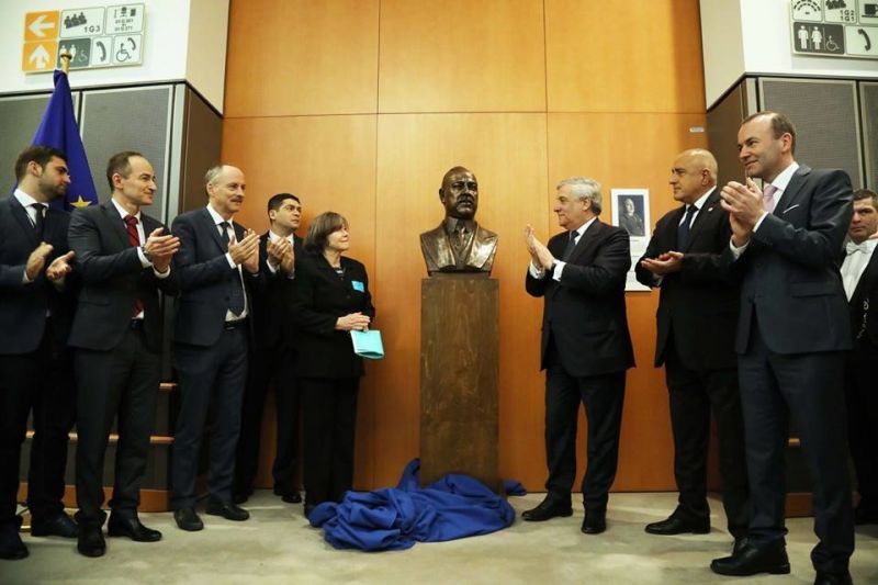 Премиерът Бойко Борисов откри бронзов бюст на големия български демократ