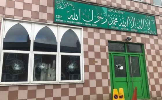 Пет джамиии са били обект на вандализъм през нощта в Бирмингам