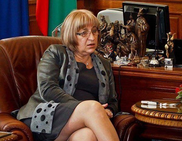 Антикорупционният фонд уличи правосъдния министър Цецка Цачева в премълчаване на