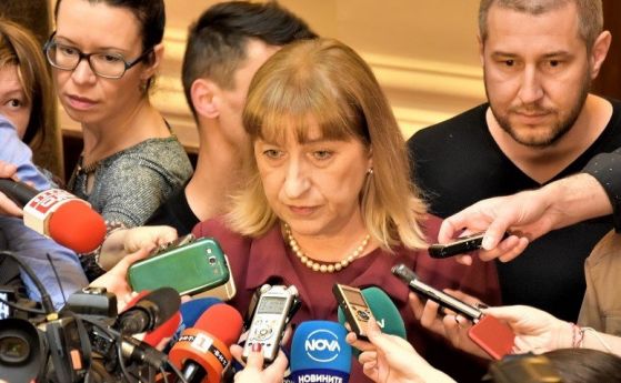 Цачева подава оставка като министър на правосъдието заради скандала с апартамента