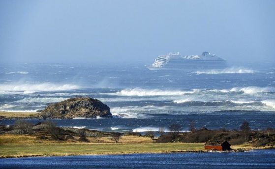  Круизен транспортен съд с над 1300 пасажери аварира в свирепа стихия край Норвегия. 5 хеликоптера и кораби избавят пасажерите 