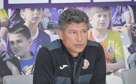 Треньорът на Етър Велико Търново Красимир Балъков реагира бързо и