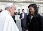 Мария Габриел се срещна с папата, подари му снимка на дядо Добри