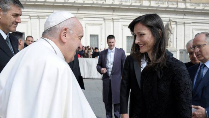 Българският еврокомисар Мария Габриел се срещна с папа Франциск. Двамата