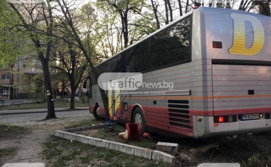 Шофьор на автобус почина в движение в Пловдив и предизвика катастрофа
