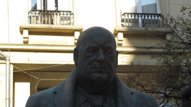 Днес сутринта на столичния площад Гарибалди се появи статуя на