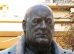 Врабчев се видя в чудо: Валят оферти за статуята на Бойко със светещите очи