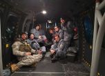 Екип на ВМА тренира спасителни акции с хеликоптер 'Кугър' (снимки)