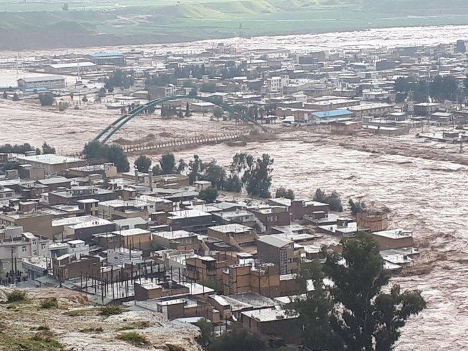 Домове и хора са отнесени от смъртоносно наводнение в Иран,