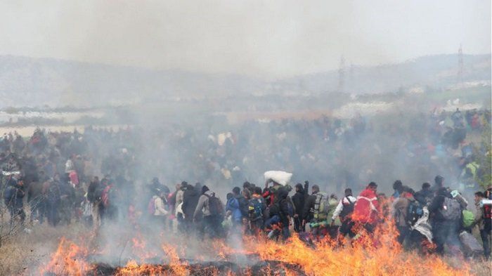 Мигранти и гръцката полиция влязоха в сблъсъци край бежанския лагер