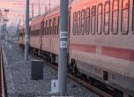 Пламна локомотивът на бързия влак от Бургас за София