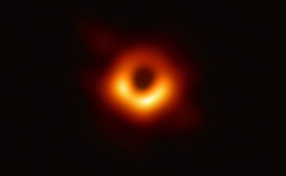  Ето първата действителна фотография на „ сянката “ на черна дупка 