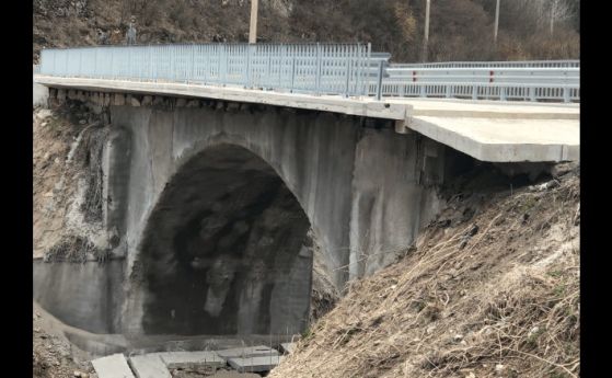 Как фирма за боклук строи моста край Трън без обществена поръчка