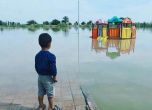 Наводнения удавиха 76 души в Иран