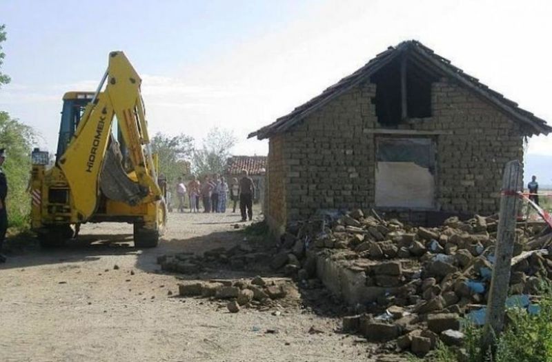 Багери днес ще започнат събаряне на ромски къщи в местността