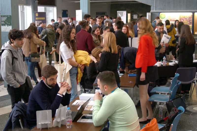 Близо 200 българи, които учат и работят в Германия, посетиха