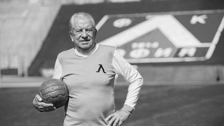 Легендарният футболист на Левски Александър Костов почина на 81-годишна възраст.