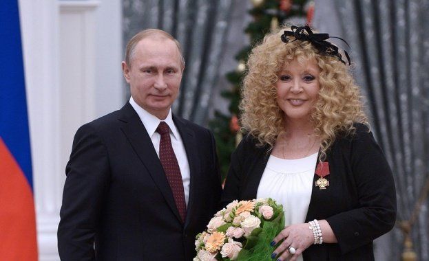 Руският президент Владимир Путин поздрави певицата Алла Пугачова, която днес