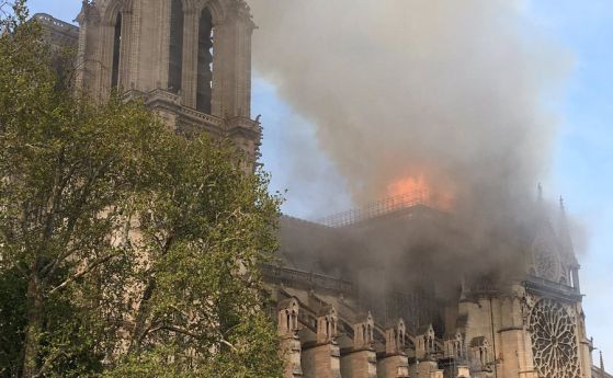 Голям пожар избухна в катедралата Нотр Дам в Париж Пожарът е