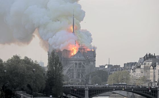 Гори катедралата "Нотр Дам" в Париж, срути се кулата стрела, рухна и целият покрив (видео)