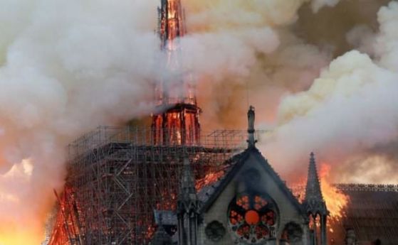 Основната конструкция на катедралата Нотр Дам в Париж е спасена съобщи