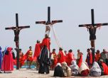 Петима души бяха заковани на кръстове по време на ритуал за Разпети петък на Филипините
