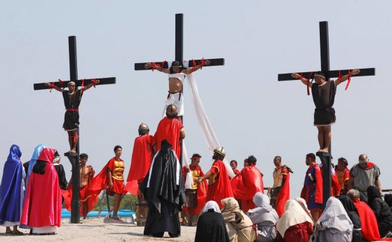 Петима души бяха заковани на кръстове по време на ритуал за Разпети петък на Филипините