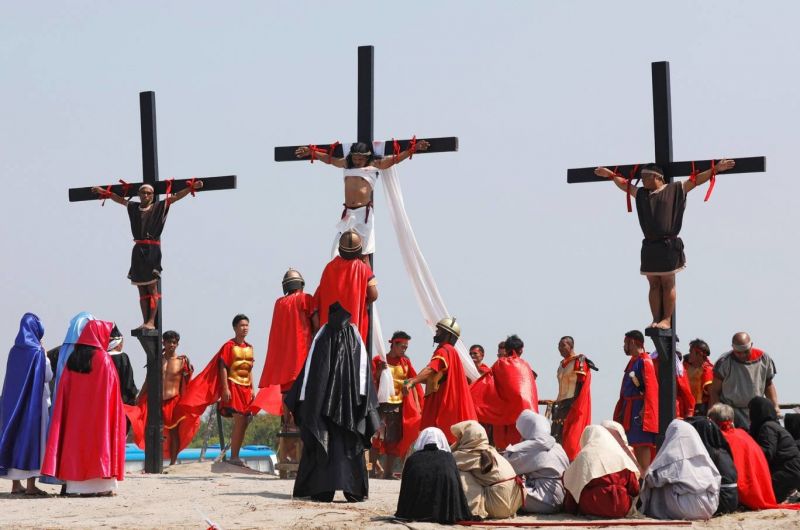 Католици бяха разпнати по време на ежегоден ритуал за Разпети