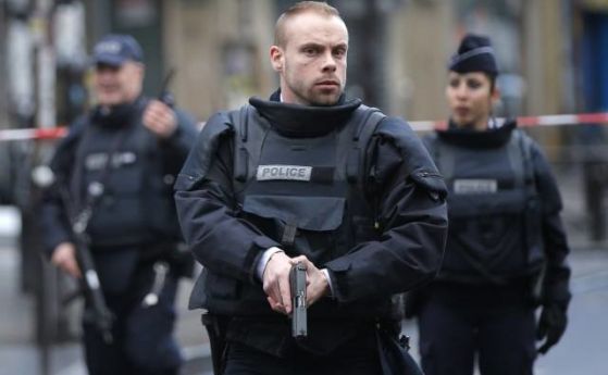 Маскирани мъже откриха огън в кафене във френския град Туркоан  
Нападението