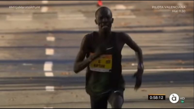 Кенийският световен рекордьор в полумаратона Абрахам Киптум е със спрени