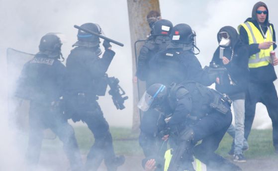Френската полиция използва сълзотворен газ срещу протестиращи 'жълти жилетки' в Страсбург