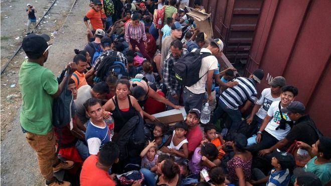 Папа Франциск дари $500,000 на мигрантите от Мексико, които се