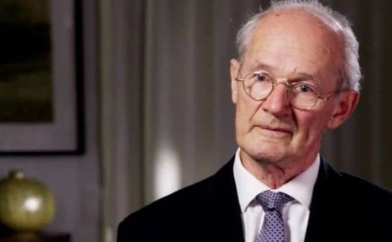  Бащата на Джулиан Асандж: Изтъргуваха го за банков заем, ще го държат доживот 