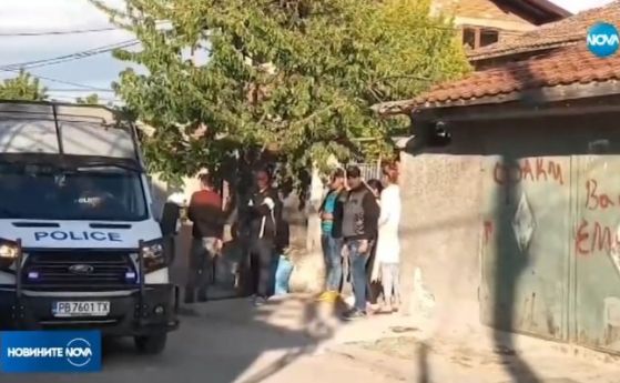 Пияни нападнаха частен дом и патрулка в Куклен, полиция охранява града