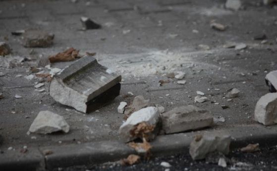 Фасада на сграда се срути в центъра на София