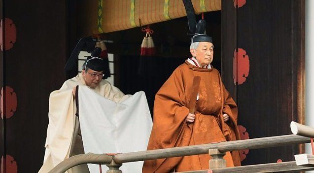 Японският император Акихито отстъпва днес престола на най-големия си син Нарухито.