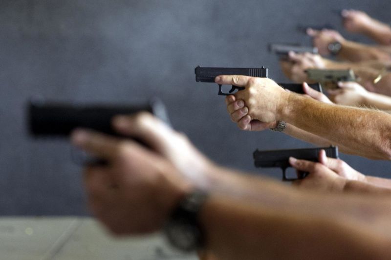 Учителите във Флорида да имат правото да влизат с оръжие в