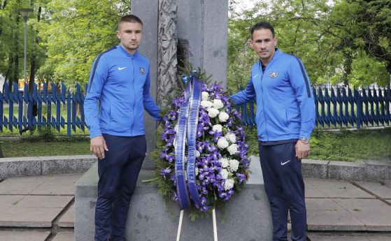 ПФК Левски поднесе венци и цветя на паметника на Георги Аспарухов