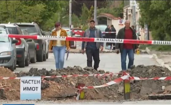Собственици разкопаха и преградиха улица в София, общината не им платила обезщетение