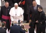 Папа Франциск кацна в София