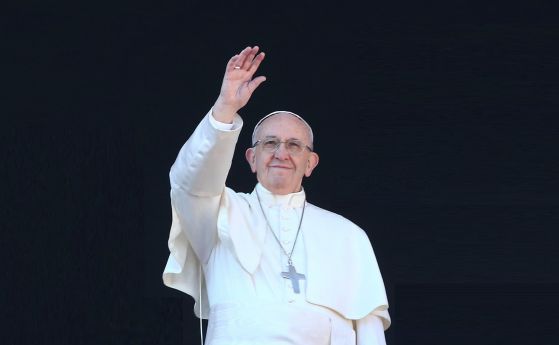Папа Франциск пристигна в София На летището го посреща премиерът