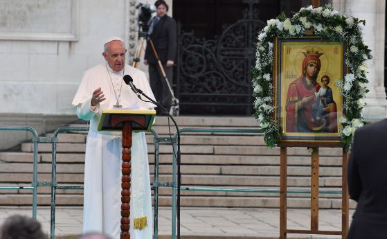 Папата произнесе неделната си молитва 'Царица небесна' в София