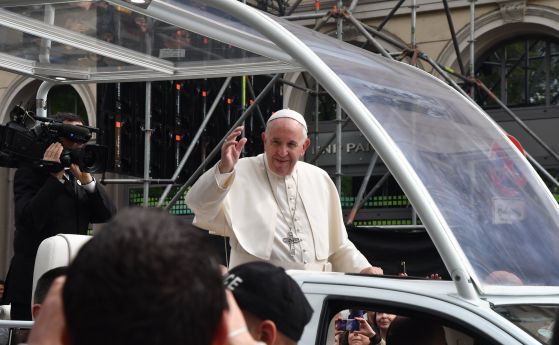 Папа Франциск премина с папамобила из центъра на София (снимки)