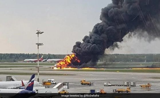 Най-малко 13 са загиналите след инцидента с пътнически самолет в Москва